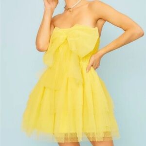 BOUTIQUE MAINSTRIP YELLOW SLEEVELESS FLUFFY SHORT DRESS! Size. Medium net